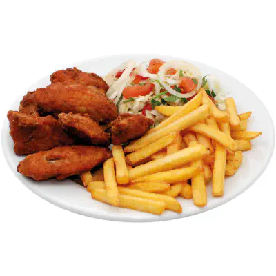 Polędwiczki w panierce podane na talerzu z dodatkami